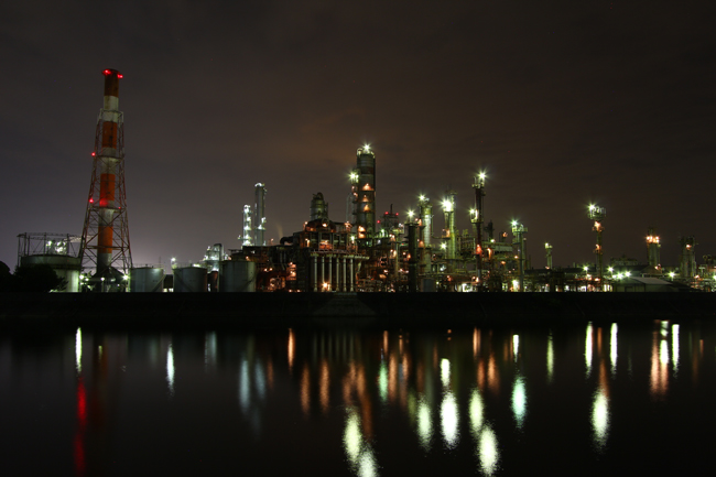 大正橋前の川沿いから望む工場夜景